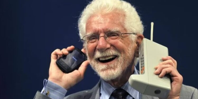 Martin Cooper, padre del teléfono móvil (celulares), en 2003 junto a un modelo prototipo del DynaTAC con el que realizó la primera llamada.