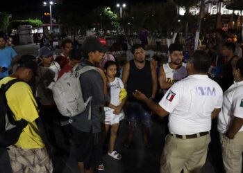 Según informes, los migrantes lograron escapar del centro migratorio, ubicado a unos 40 minutos de Tuxtla Gutiérrez, capital del estado, tras forzar el portón principal y luego huyeron, sin que los agentes a cargo pudieran evitar su salida. Imagen de archivo. EFE/ Juan Manuel Blanco