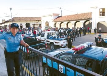 La policía nicaragüense no escatima recursos para la represión política. En la gráfica, fuerzas policiales rodean la catedral de León, mientras se celebraba la misa de un joven asesinado durante las protestas de 2018. (Foto La Prensa)