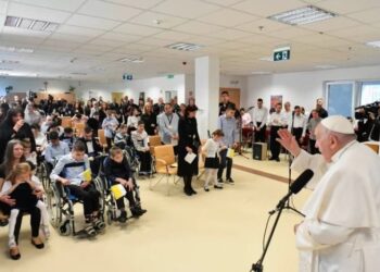 El papa Francisco visita el Instituto Beato Laszlo Batthyany-Strattmann durante su viaje apostólico en Budapest, Hungría, 29 de abril de 2023. Vatican Media/Handout via REUTERS