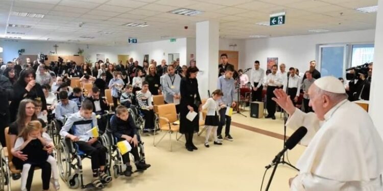 El papa Francisco visita el Instituto Beato Laszlo Batthyany-Strattmann durante su viaje apostólico en Budapest, Hungría, 29 de abril de 2023. Vatican Media/Handout via REUTERS