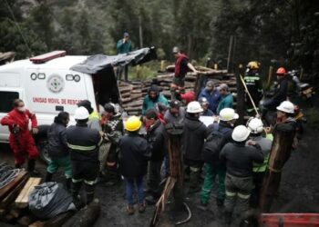 Personal de rescate reunido tras una explosión en una mina de carbón que, según las autoridades, mató al menos a 11 personas en Sutatausa, en la provincia de Cundinamarca, Colombia, el miércoles 15 de marzo de 2023. (Foto AP/Iván Valencia)