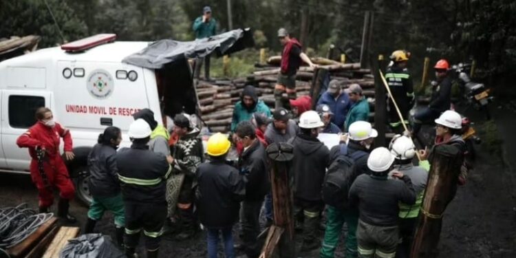Personal de rescate reunido tras una explosión en una mina de carbón que, según las autoridades, mató al menos a 11 personas en Sutatausa, en la provincia de Cundinamarca, Colombia, el miércoles 15 de marzo de 2023. (Foto AP/Iván Valencia)
