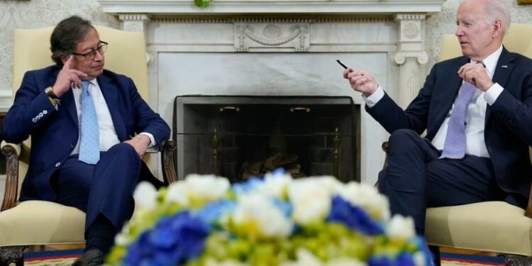 Gustavo Petro y Joe Biden conversan en la Oficina Oval de la Casa Blanca, este jueves.
SUSAN WALSH (AP)