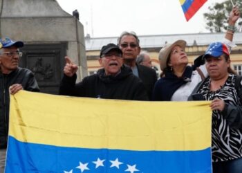 BOG400. BOGOTÁ (COLOMBIA), 25/04/2023.- Con banderas y pancartas, un grupo de venezolanos residentes en Colombia participa hoy de una protesta en la Plaza de Bolívar de Bogotá (Colombia). EFE/ Carlos Ortega
