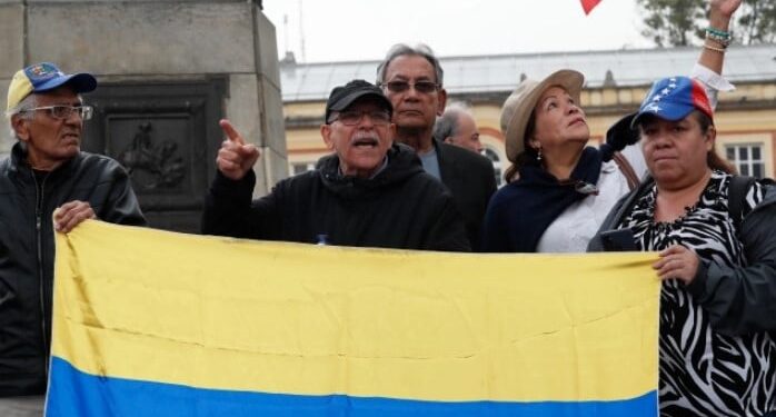 BOG400. BOGOTÁ (COLOMBIA), 25/04/2023.- Con banderas y pancartas, un grupo de venezolanos residentes en Colombia participa hoy de una protesta en la Plaza de Bolívar de Bogotá (Colombia). EFE/ Carlos Ortega