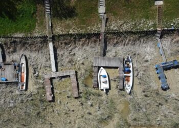 Barcos en el lecho seco del río Po en Torricella, cerca de Cremona, Italia. (AP Foto/Luca Bruno)