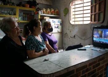 Mujeres venezolanas, observan la televisión en un barrio de Caracas.
NURPHOTO (NURPHOTO VIA GETTY IMAGES)