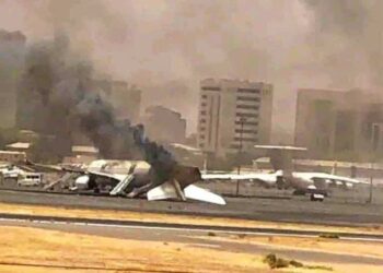 Se están incendiando aviones civiles en el aeropuerto de Jartum en Sudán, en medio de enfrentamientos continuos entre el ejército y las fuerzas paramilitares. - copia