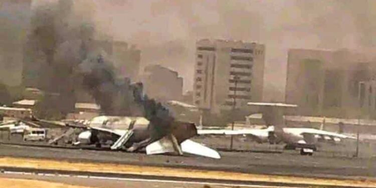 Se están incendiando aviones civiles en el aeropuerto de Jartum en Sudán, en medio de enfrentamientos continuos entre el ejército y las fuerzas paramilitares. - copia