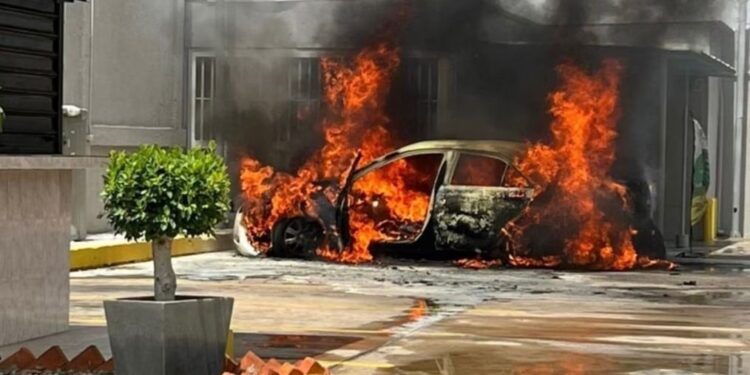 En esta imagen tomada de un video difundido en redes sociales se observa cómo un vehículo se incinera por completo presuntamente por una falla en su bomba de gasolina, en Maracaibo, Venezuela, este lunes 24 de abril de 2023.