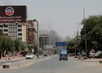 Una nube de humo sale de un vecindario de Jartum, Sudán, el 15 de abril de 2023. (AP Foto Marwan Ali)