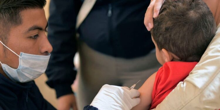 Vacunación. niños en Venezuela. Foto de archivo.