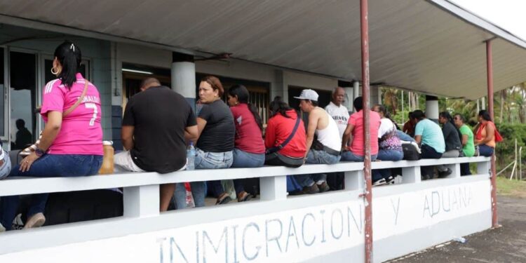 Venezolanos, tarjetas de registro de inmigración. Trinidad y Tobago. Foto de archivo.