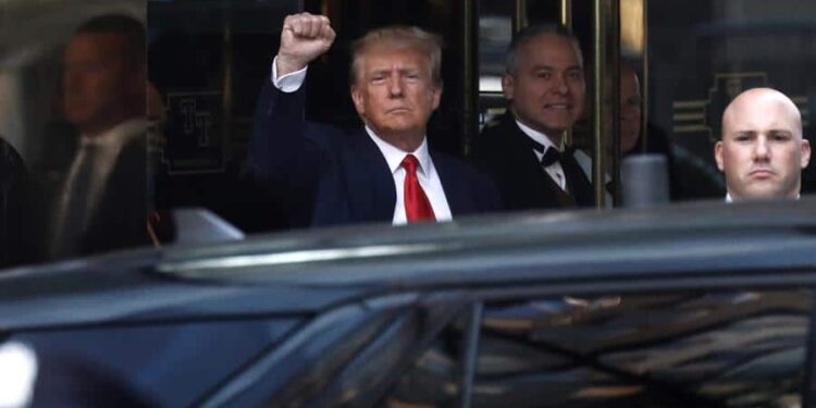 Former US President Donald J. Trump (C) leaves Trump Tower to head to the New York Criminal Court in New York, New York, USA, 04 April 2023. A Manhattan grand jury voted to indict former President Donald J. Trump who turns himself in at the courthouse and appears before a judge to hear the charges against him later 04 April. (Estados Unidos, Nueva York) EFE/EPA/Peter Foley