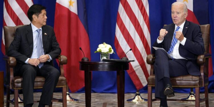 El presidente de Estados Unidos, Joe Biden, se reúne con su colega filipino, Ferdinand Marcos Jr., el jueves 22 de septiembre de 2022, en Nueva York. (Evan Vucci  Associated Press)