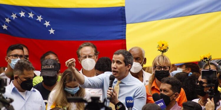 03-03-2022 03 March 2022, Venezuela, Caracas: Juan Guaido (C), opposition leader in Venezuela, speaks during a rally for peace in Ukraine and against the Venezuelan government. Venezuelan President Maduro had condemned sanctions against Russia over its invasion of Ukraine and reiterated his support for Moscow. Photo: Jesus Vargas/
POLITICA INTERNACIONAL
Jesus Vargas/ DPA