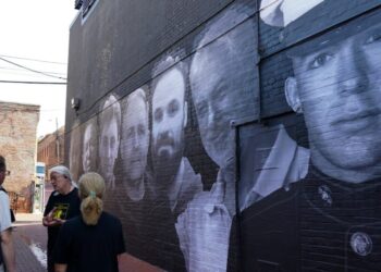 El público visita un mural donde aparecen rehenes estadounidenses alrededor del mundo. Es una obra promovida en la campaña 'Bring Our Families Home', dirigida por sus familiares, vista en Washington, el 20 de julio de 2022 .