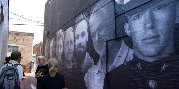El público visita un mural donde aparecen rehenes estadounidenses alrededor del mundo. Es una obra promovida en la campaña 'Bring Our Families Home', dirigida por sus familiares, vista en Washington, el 20 de julio de 2022 .