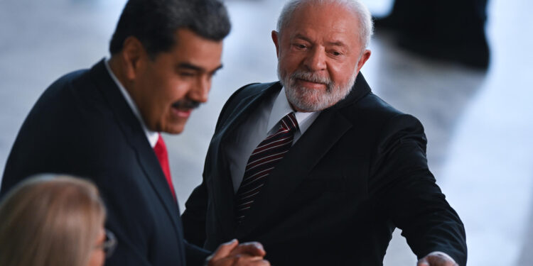 AME2682. BRASILIA (BRASIL), 29/05/2023.- El presidente de Brasil, Luiz Inácio Lula da Silva, recibe a su homólogo venezolano, Nicolás Maduro, hoy, en el Palacio do Planalto, en Brasilia (Brasil). Maduro se encuentra en una visita oficial para participar en una cumbre convocada por Lula da Silva en la cual se reunirán 10 presidentes de países sudamericanos y un representante del gobierno peruano. EFE/ Andre Borges