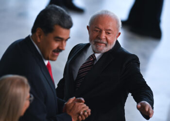 AME2682. BRASILIA (BRASIL), 29/05/2023.- El presidente de Brasil, Luiz Inácio Lula da Silva, recibe a su homólogo venezolano, Nicolás Maduro, hoy, en el Palacio do Planalto, en Brasilia (Brasil). Maduro se encuentra en una visita oficial para participar en una cumbre convocada por Lula da Silva en la cual se reunirán 10 presidentes de países sudamericanos y un representante del gobierno peruano. EFE/ Andre Borges