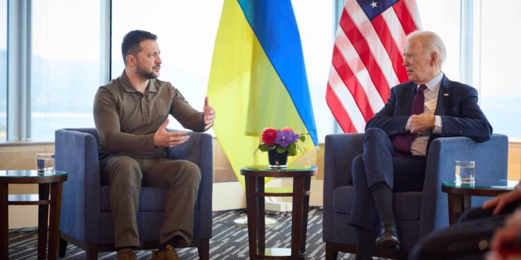 Hiroshima (Japan), 21/05/2023.- A handout photo made available by the Ukrainian Presidential Press Service shows Ukraine's President Volodymyr Zelensky (L) and US President Joe Biden (R) during a meeting, in Hiroshima, Japan, 21 May 2023, on the sidelines of the G7 Summit Leaders' Meeting. (Japón, Ucrania) EFE/EPA/UKRAINIAN PRESIDENTIAL PRESS SERVICE HANDOUT -- MANDATORY CREDIT: UKRAINIAN PRESIDENTIAL PRESS SERVICE -- HANDOUT EDITORIAL USE ONLY/NO SALES