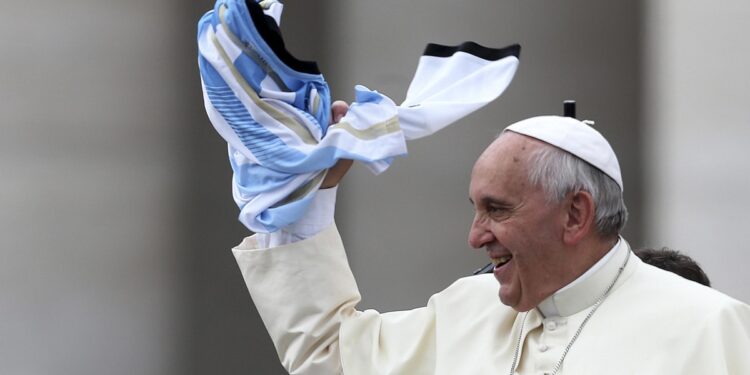 Pope Francis receives an Argentina soccer jersey during his Wednesday general audience in Saint Peter's square at the Vatican June 25, 2014. 
REUTERS/Alessandro Bianchi (VATICAN - Tags: RELIGION)