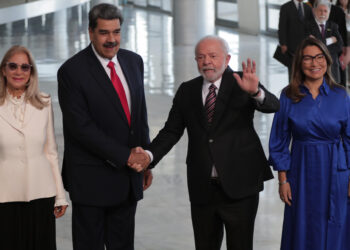 AME2682. BRASILIA (BRASIL), 29/05/2023.- El presidente de Brasil, Luiz Inácio Lula da Silva, acompañado de la primera dama, Janja Lula da Silva (d), recibe a su homólogo venezolano, Nicolás Maduro, y a la primera dama, Cilia Flores, hoy, en el Palacio do Planalto, en Brasilia (Brasil). Maduro se encuentra en una visita oficial para participar en una cumbre convocada por Lula da Silva en la cual se reunirán 10 presidentes de países sudamericanos y un representante del gobierno peruano. EFE/ André Coelho