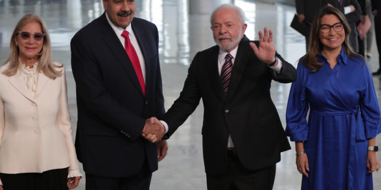 AME2682. BRASILIA (BRASIL), 29/05/2023.- El presidente de Brasil, Luiz Inácio Lula da Silva, acompañado de la primera dama, Janja Lula da Silva (d), recibe a su homólogo venezolano, Nicolás Maduro, y a la primera dama, Cilia Flores, hoy, en el Palacio do Planalto, en Brasilia (Brasil). Maduro se encuentra en una visita oficial para participar en una cumbre convocada por Lula da Silva en la cual se reunirán 10 presidentes de países sudamericanos y un representante del gobierno peruano. EFE/ André Coelho