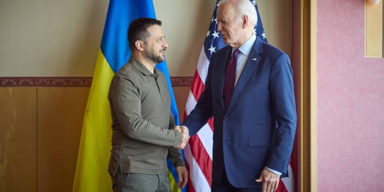 Hiroshima (Japan), 21/05/2023.- A handout photo made available by the Ukrainian Presidential Press Service shows Ukraine's President Volodymyr Zelensky (L) and US President Joe Biden (R) shaking hands during a meeting, in Hiroshima, Japan, 21 May 2023, on the sidelines of the G7 Summit Leaders' Meeting. (Japón, Ucrania) EFE/EPA/UKRAINIAN PRESIDENTIAL PRESS SERVICE HANDOUT -- MANDATORY CREDIT: UKRAINIAN PRESIDENTIAL PRESS SERVICE -- HANDOUT EDITORIAL USE ONLY/NO SALES