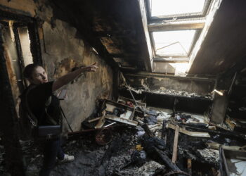 Kyiv (Ukraine), 20/05/2023.- A woman reacts inside a damaged flat as a result of falling debris after an overnight drone attack, at a residential area in Kyiv (Kiev), Ukraine, 20 May 2023, amid the Russian invasion. The Air Force Command of the Armed Forces of Ukraine said that Russian forces launched an attack with 18 drones directed to the Kyiv region on 20 May, adding that all of them have been successfully shot down. There are no reports of casualties in the attack. Russian troops entered Ukrainian territory in February 2022, starting a conflict that has provoked destruction and a humanitarian crisis. (Atentado, Rusia, Ucrania) EFE/EPA/SERGEY DOLZHENKO