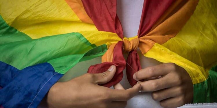 Un grupo de personas participan en una manifestación por derechos de identidad de genero en las inmediaciones del Consejo Nacional Electoral (CNE) hoy, en Caracas (Venezuela). Decenas de activistas LGBTI en Venezuela reiteraron este miércoles las exigencias por sus derechos, durante un acto en una plaza de Caracas, donde izaron la bandera del arcoíris que representa a este colectivo, a propósito del Internacional contra la Homofobia, la Bifobia y la Transfobia. EFE/ Miguel Gutierrez