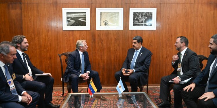 Alberto Fernández y Nicolás Maduro. Foto @yvangil