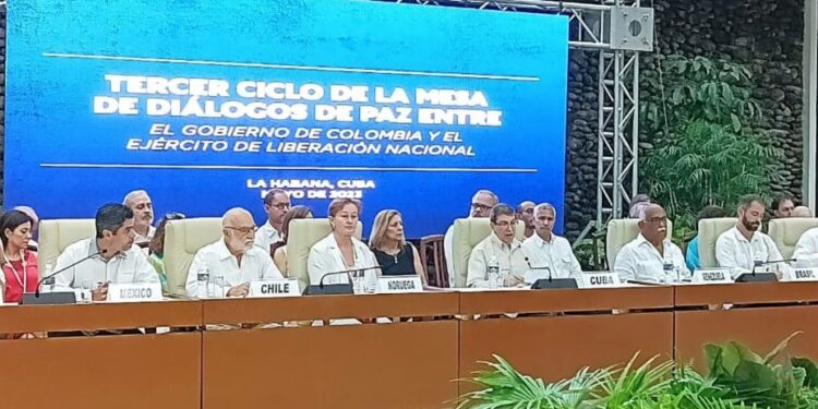 Diálogos entre el Gobierno de Colombia y el ELN en Cuba. Foto Twitter @ComisionadoPaz