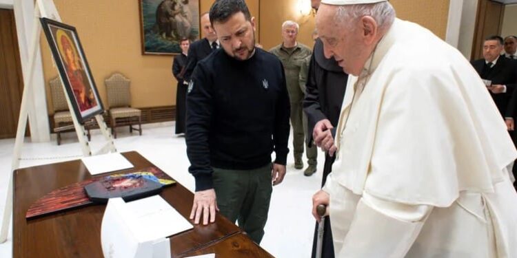 El papa Francisco entregó a Zelensky una pequeña escultura que representa una rama de olivo, símbolo de la paz (Vatican Media Handout via REUTERS)
