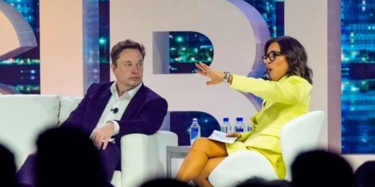 El propietario de Twitter, Elon Musk, habla con la nueva directora ejecutiva de la plataforma, Linda Yaccarino.
Rebecca Blackwell / AP