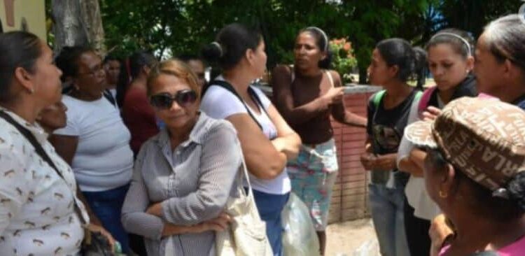 Familiares de detenidos en el calabozos del Cicpc en Maturín. Foto: Carlos Rondón.