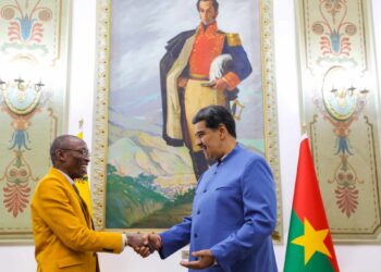 Nicolás Maduro y el Primer Ministro de Burkina Faso, Apollinaire Kyélem de Tambéla. Foto @NicolasMaduro