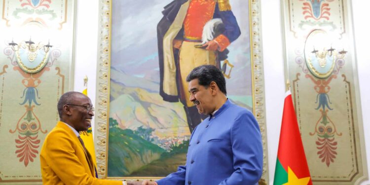 Nicolás Maduro y el Primer Ministro de Burkina Faso, Apollinaire Kyélem de Tambéla. Foto @NicolasMaduro