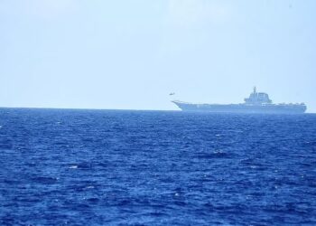 El portaaviones Shandong de China, sobre las aguas del Océano Pacífico. Oficina del Estado Mayor Conjunto del Ministerio de Defensa de Japón/FOLLETO a través de REUTERS