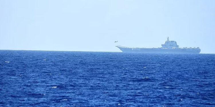 El portaaviones Shandong de China, sobre las aguas del Océano Pacífico. Oficina del Estado Mayor Conjunto del Ministerio de Defensa de Japón/FOLLETO a través de REUTERS