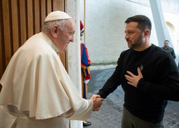 El saludo entre el papa Francisco y Volodimir Zelensky (VATICAN MEDIA / AFP)