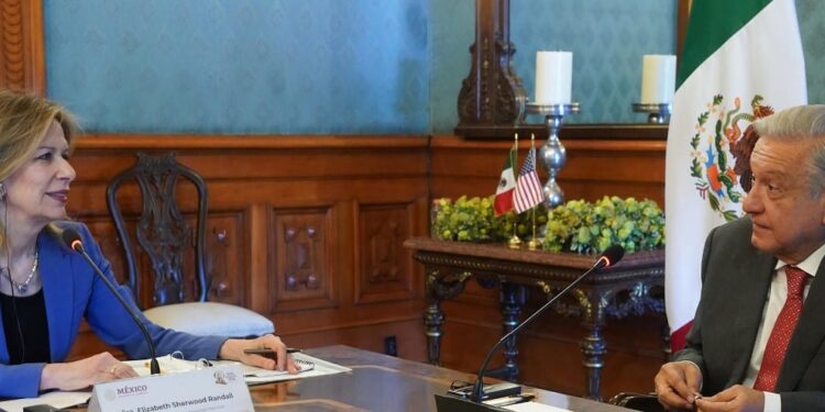 La asesora de la Casa Blanca para Seguridad Nacional, Elizabeth Sherwood-Randall, y AMLO. Foto agencias.