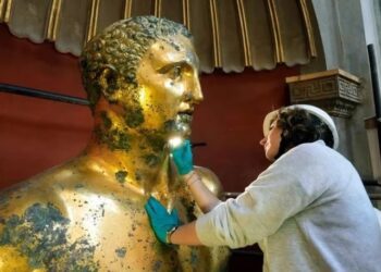 La restauradora del Museo Vaticano Alice Baltera trabaja en la estatua de bronce de Hércules, en la Sala Redonda de los Museos Vaticanos, el jueves 11 de mayo de 2023 (AP Photo Andrew Medichini)