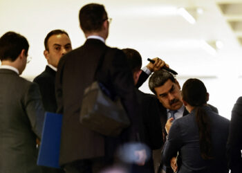 Nicolás Maduro se acomoda el pelo mientras abandona la Cumbre Sudamericana (REUTERS/Ueslei Marcelino)