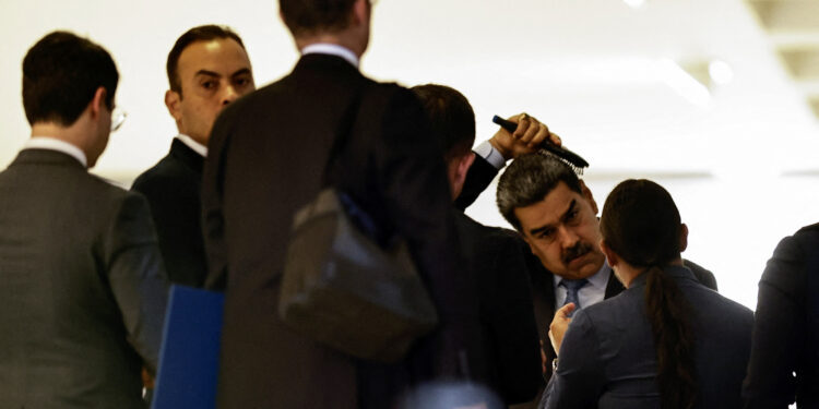 Nicolás Maduro se acomoda el pelo mientras abandona la Cumbre Sudamericana (REUTERS/Ueslei Marcelino)