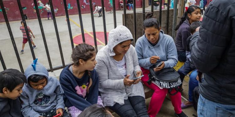 Familias de migrantes, descansan en el Albergue Nueva Visión Agape hoy en Tijuana, Baja California (México). A una semana cumplida de la culminación del Título 42, que permitía la expulsión inmediata de personas que ingresaran de forma indocumentada hacia Estados Unidos, los migrantes han acaparado algunos de los albergues de la ciudad fronteriza de Tijuana, al norte de México. EFE/Joebeth Terriquez