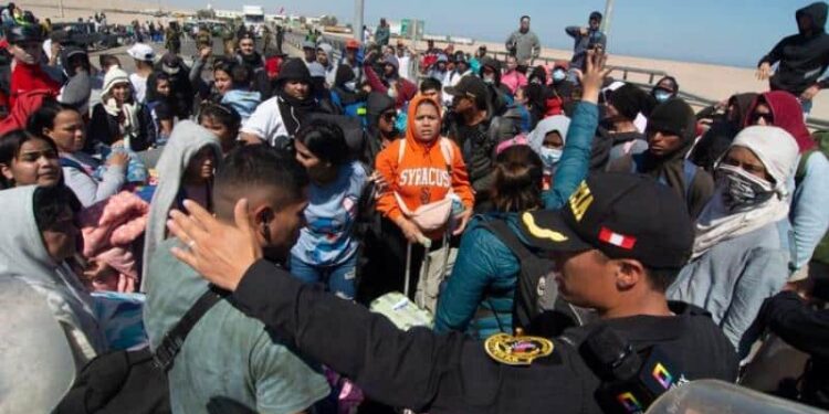 Migrantes varados en Chile y Perú. Foto agencias.
