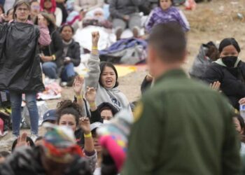 Migrantes viajan hacia EEUU. Foto Los Ángeles Times