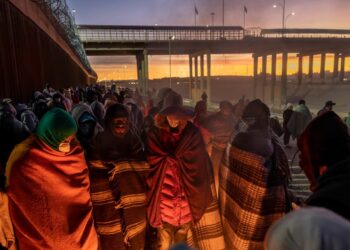 Migrantes esperan en la frontera entre México y EE. UU., 22 de diciembre de 2022.
John Moore  Gettyimages.ru